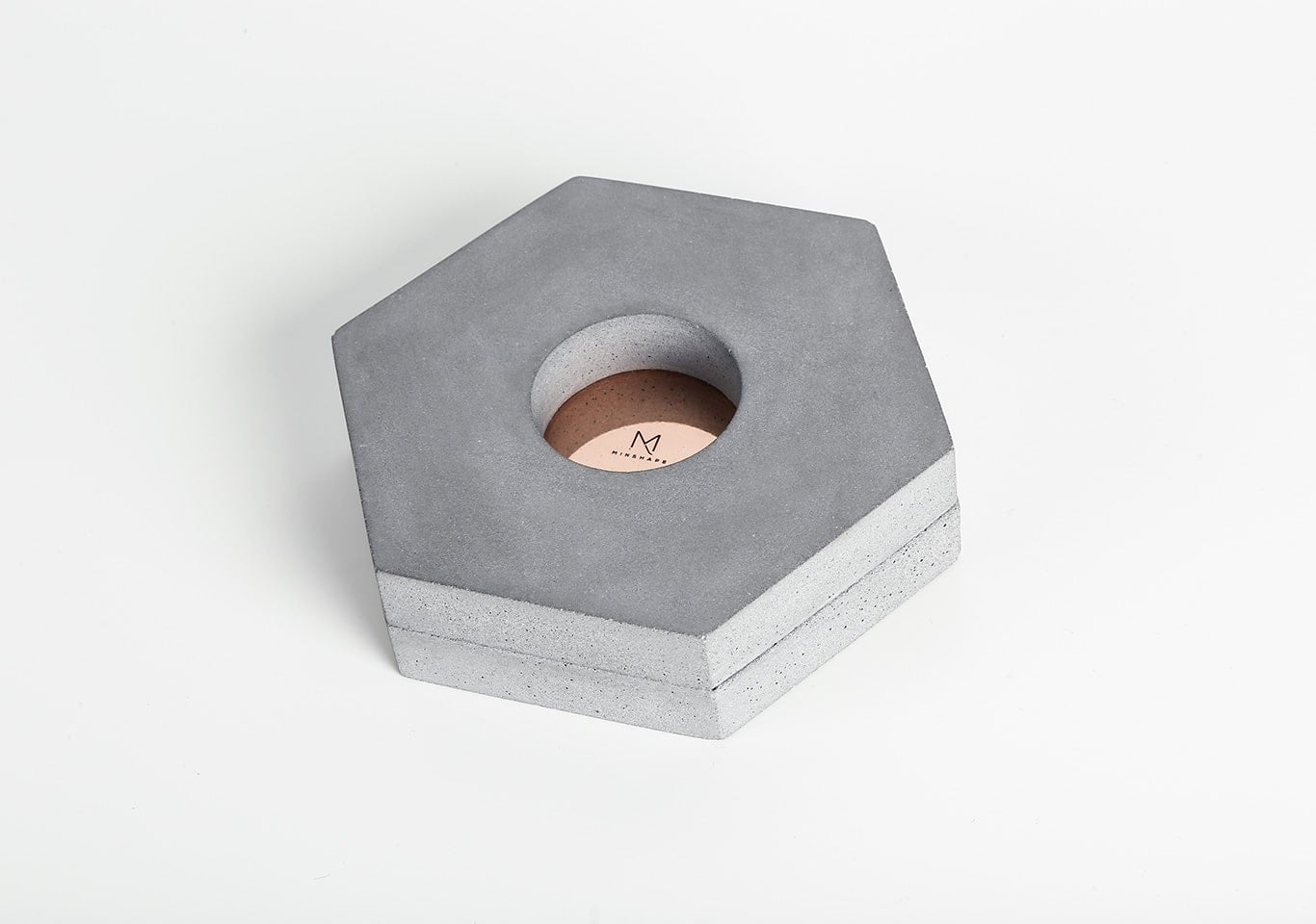 minimalistine-zvakide-is-betono-min